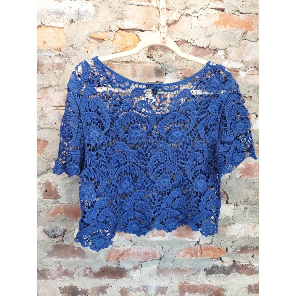 EXPRESS Womens Cropped Top M Blue Lace Crochet Floral Short Sleeve Scoop Neck - Picture 2 of 3
